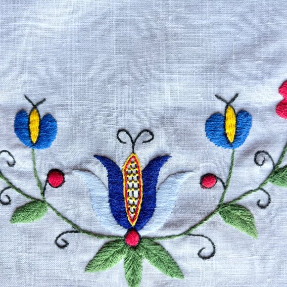 Polish Kaszuby Embroidered Floral Linen Table Runner Made in Poland - Picture 3 of 6